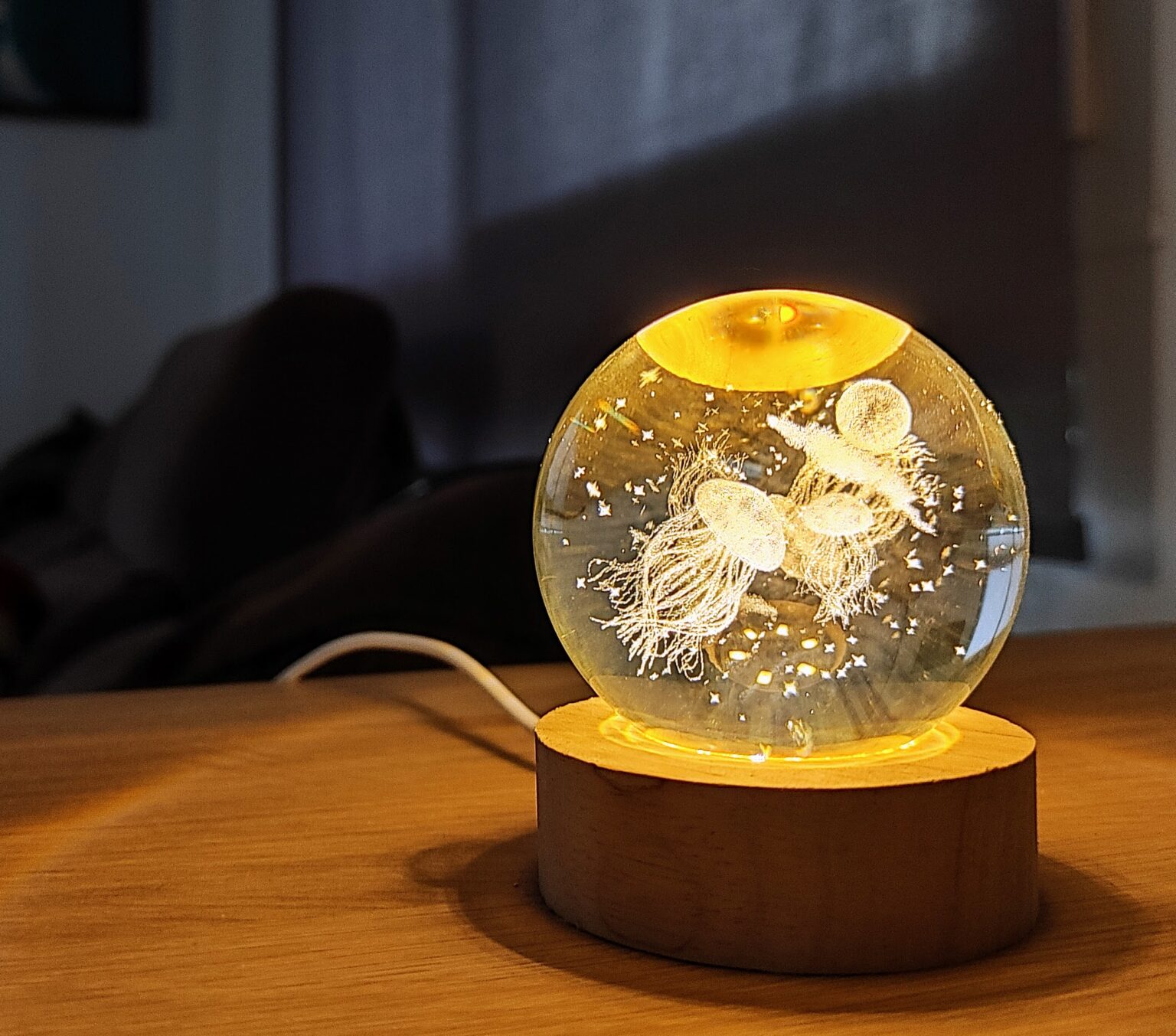 Luminária em forma de esfera de vidro com águas-vivas - Image 3